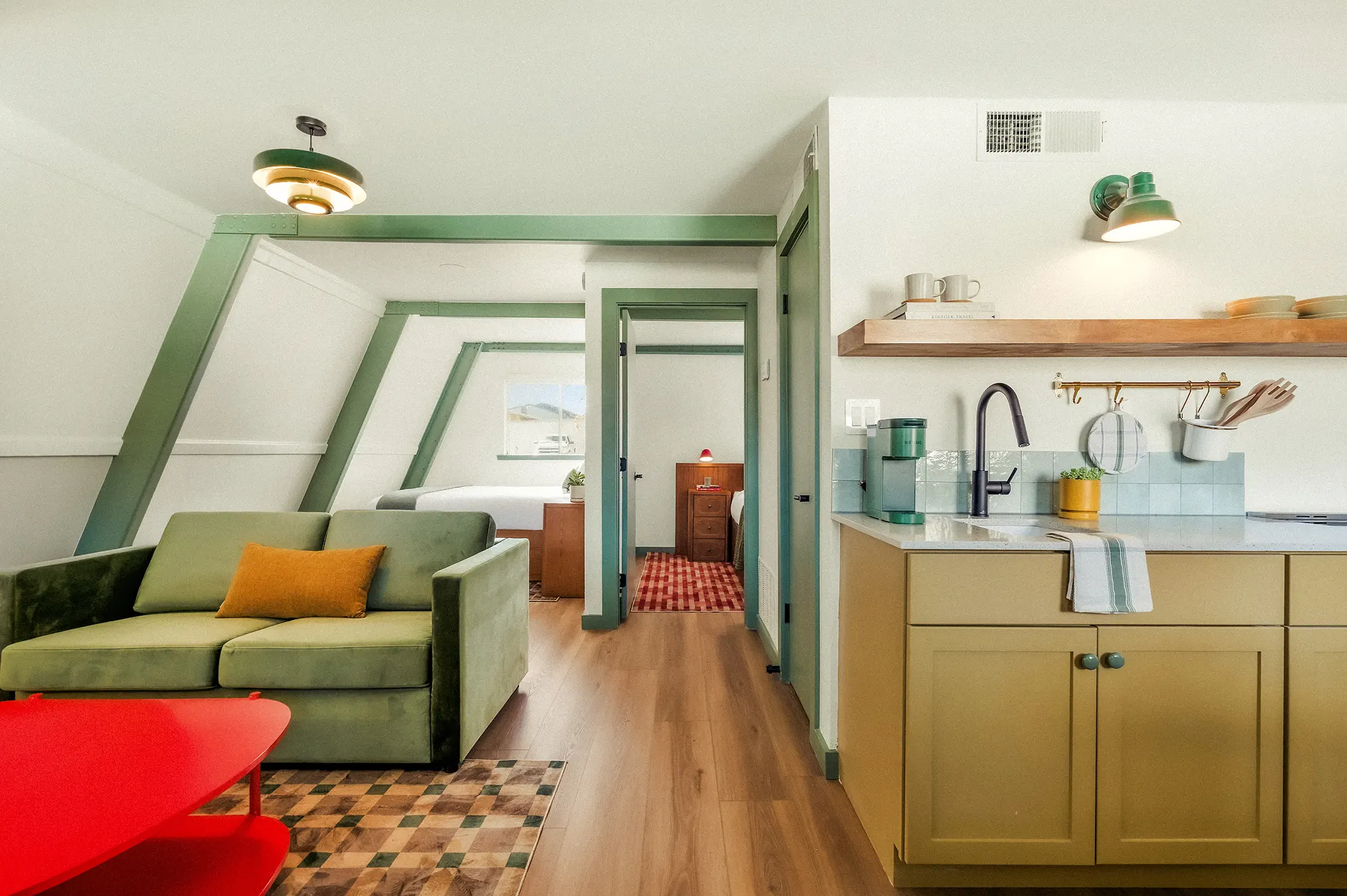 A-frame suite with green beams, a sofa and a kitchenette with blue tile, Petit Cowboy