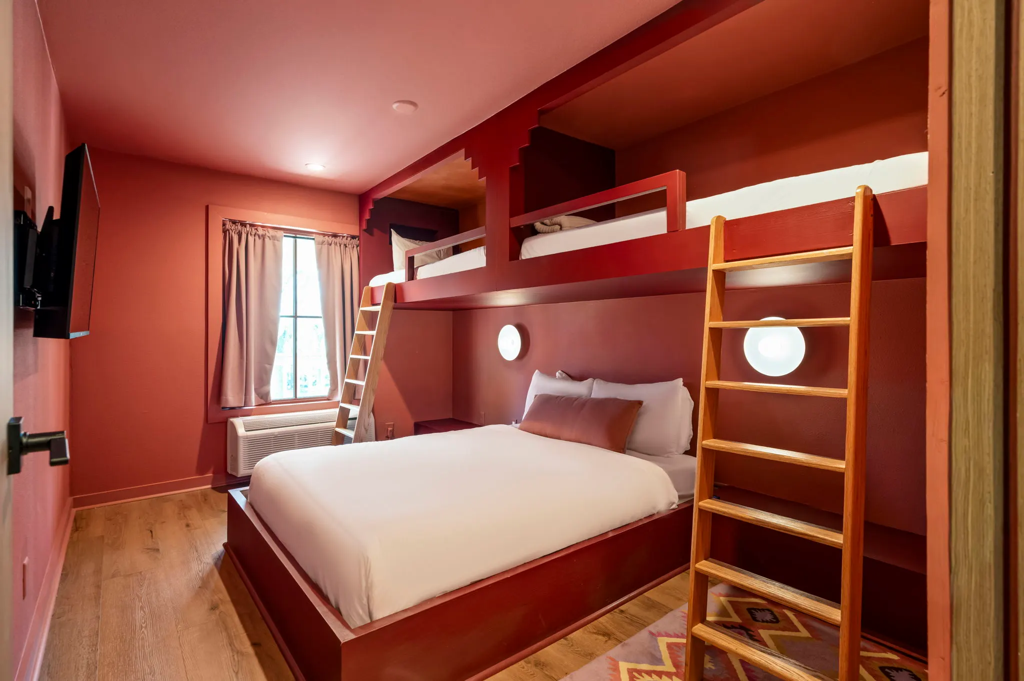 Red bunk room with a queen bed and two built-in bunks, Hacienda del Rio