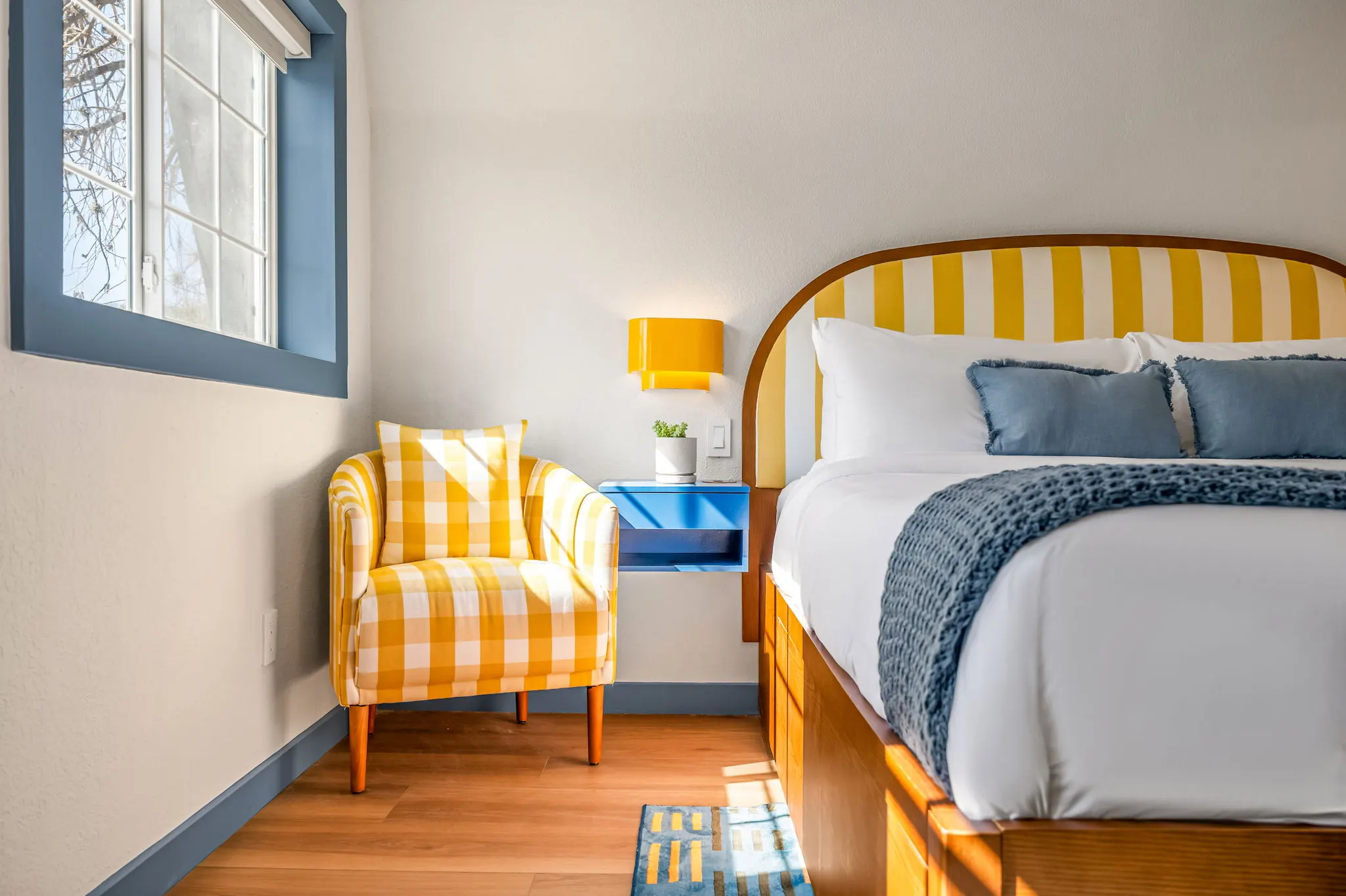 Room with a yellow striped headboard and gingham chair, Petit Cowboy