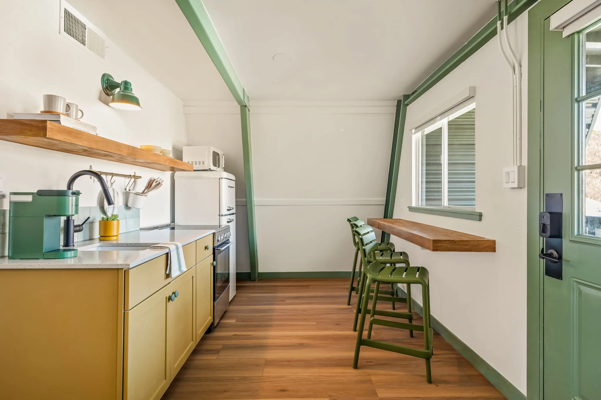 Galley kitchen with yellow cabinets and a counter bar, Petit Cowboy